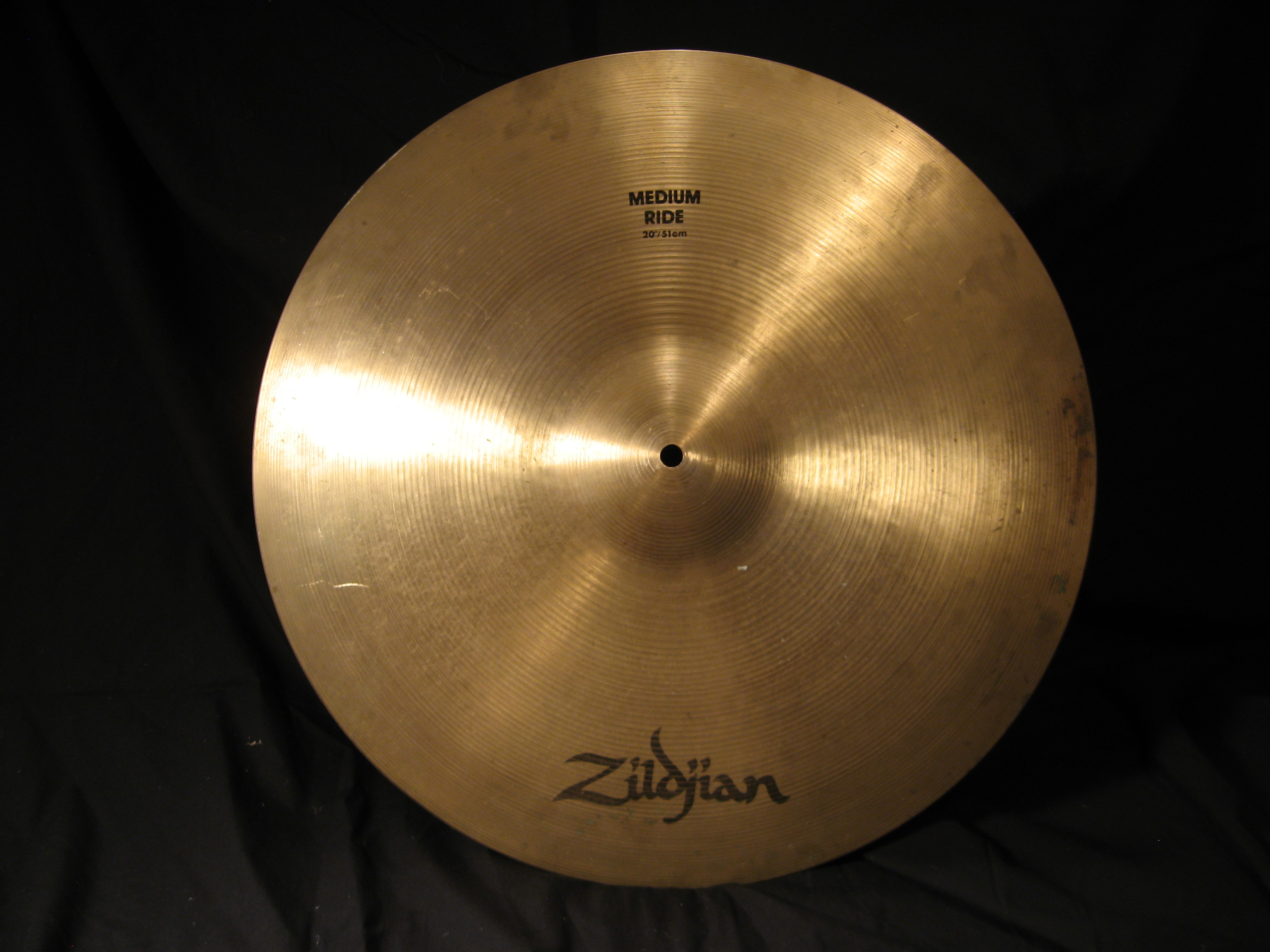 A zildjian Medium ride 20”-